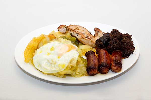 plato alpujarreño con patatas, lomo, chorizo, morcilla y huevo