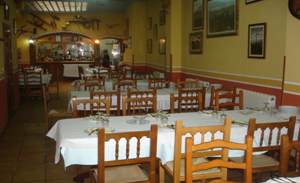 comedor de "arriba" con chimenea