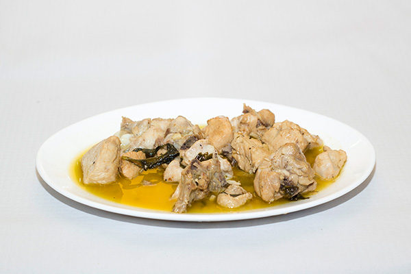 Pollo frito con ajos en salsa